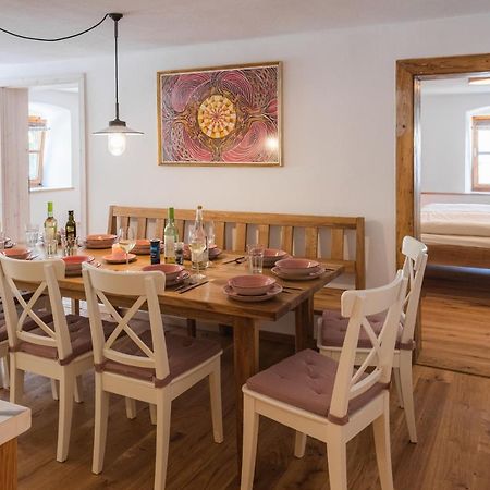 Gehobenes Ambiente In Historischer Wohnung Walting Luaran gambar