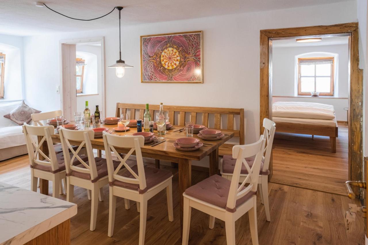 Gehobenes Ambiente In Historischer Wohnung Walting Luaran gambar