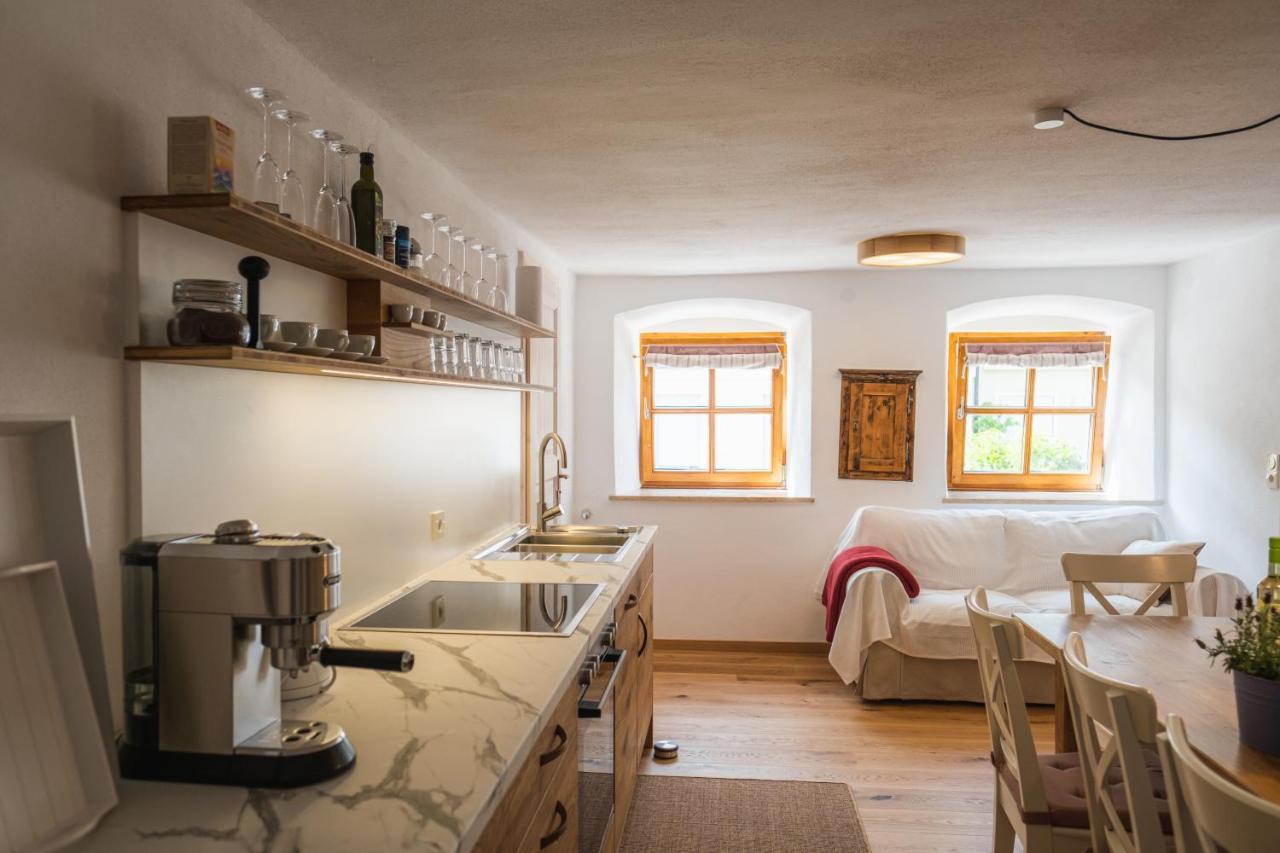 Gehobenes Ambiente In Historischer Wohnung Walting Luaran gambar