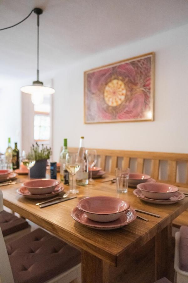 Gehobenes Ambiente In Historischer Wohnung Walting Luaran gambar