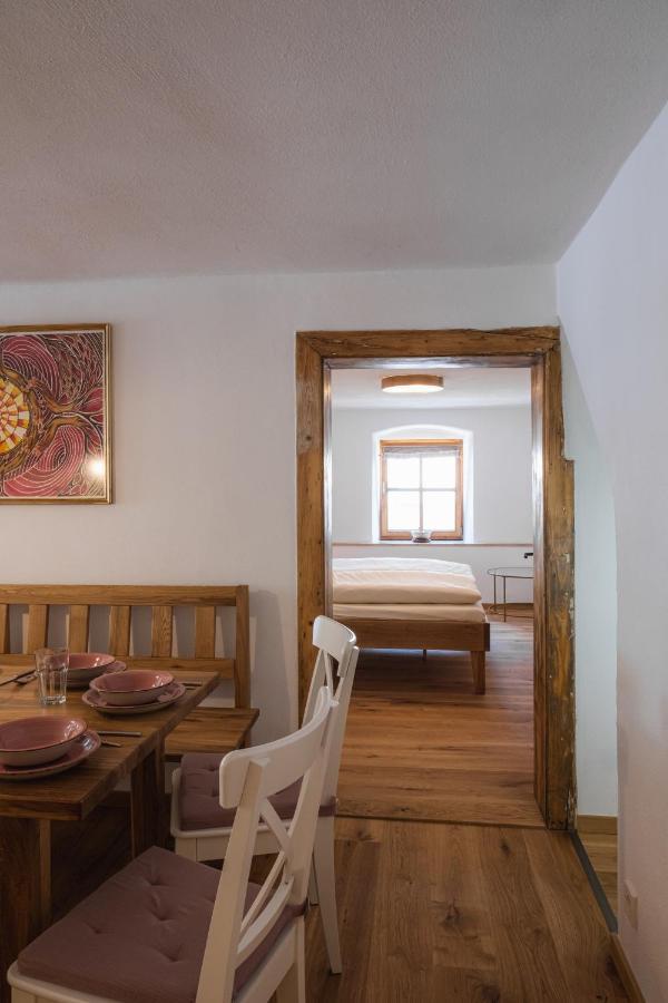 Gehobenes Ambiente In Historischer Wohnung Walting Luaran gambar