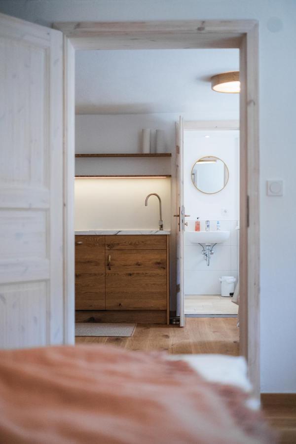 Gehobenes Ambiente In Historischer Wohnung Walting Luaran gambar