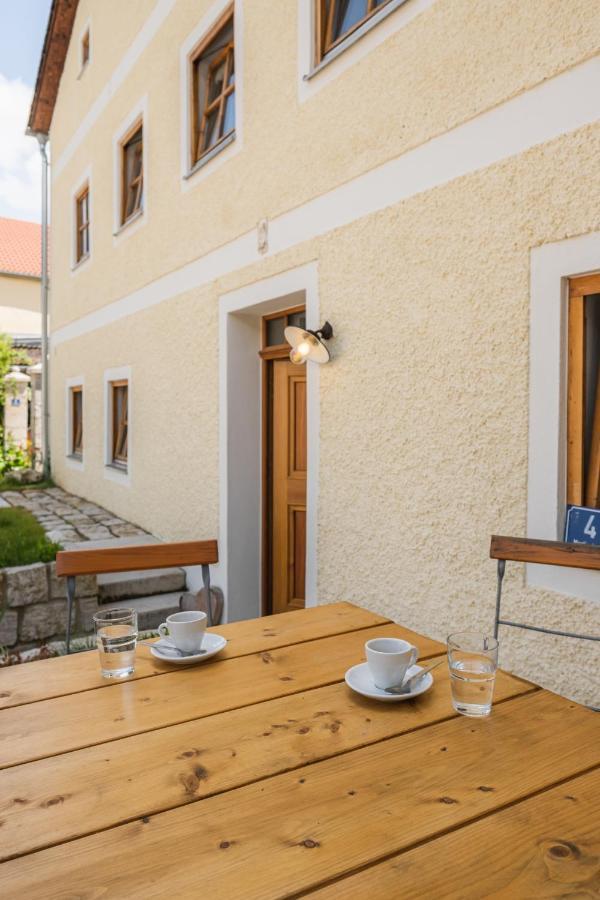 Gehobenes Ambiente In Historischer Wohnung Walting Luaran gambar