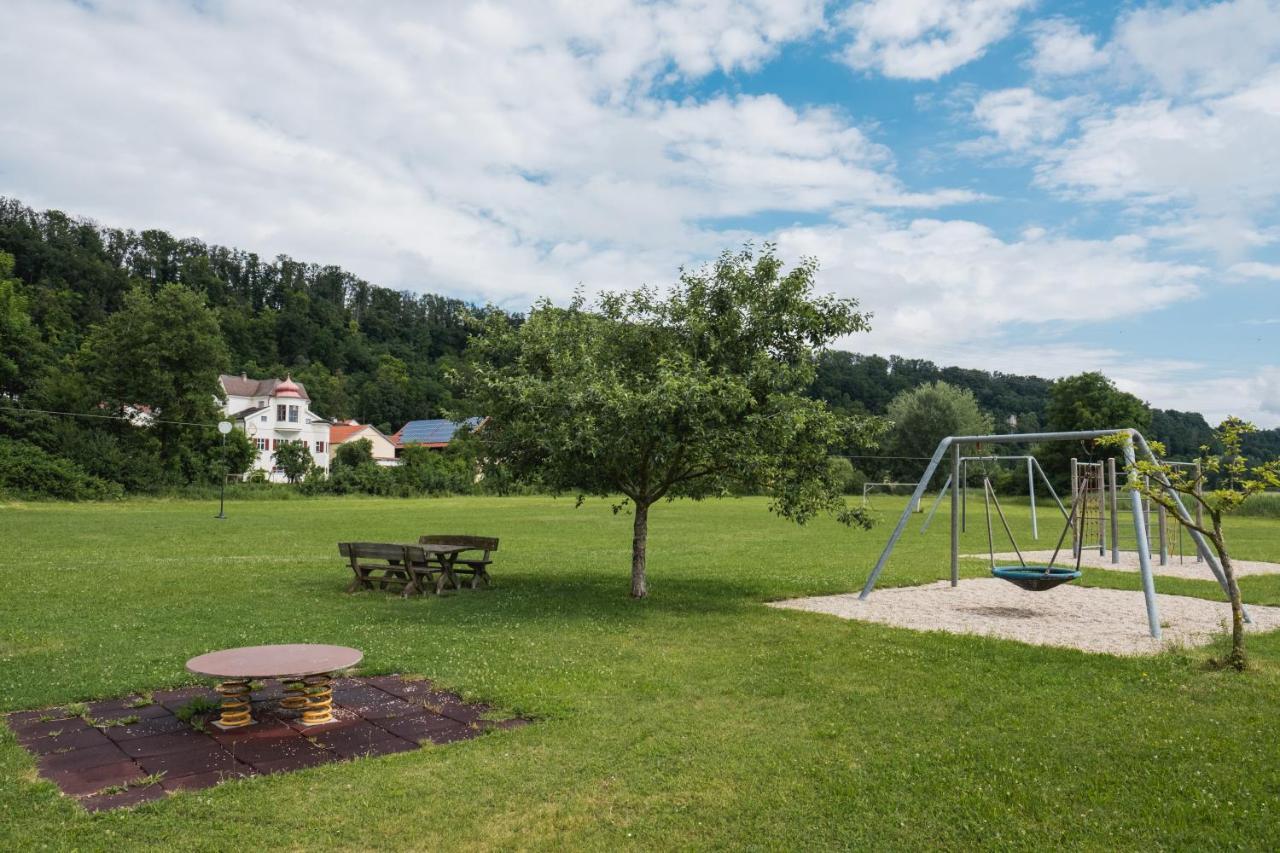 Gehobenes Ambiente In Historischer Wohnung Walting Luaran gambar