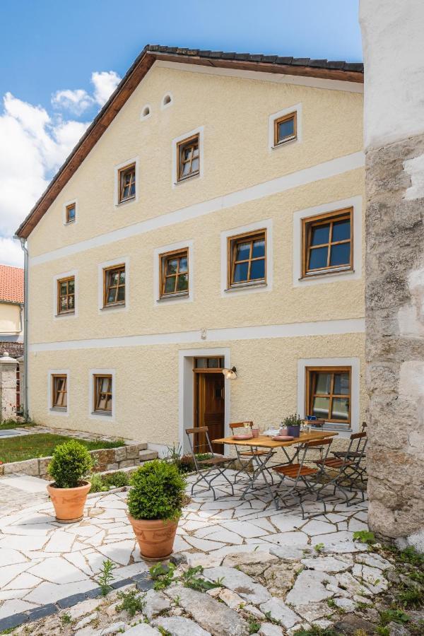 Gehobenes Ambiente In Historischer Wohnung Walting Luaran gambar